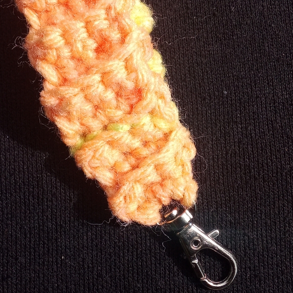 Handmade crocheted keys wristlet - Picture 4 of 5